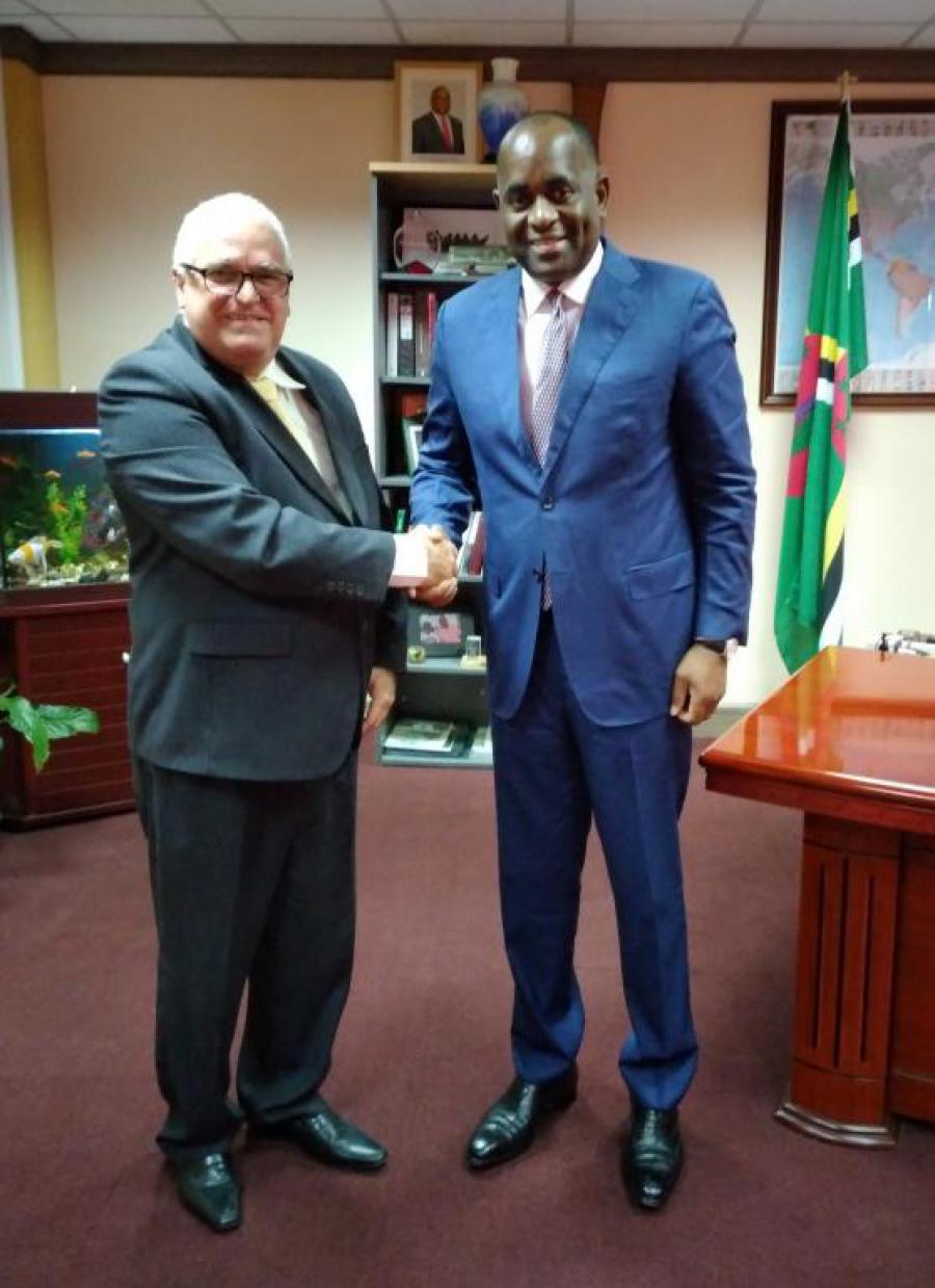 Recibe Primer Ministro de Dominica a Embajador de Cuba.