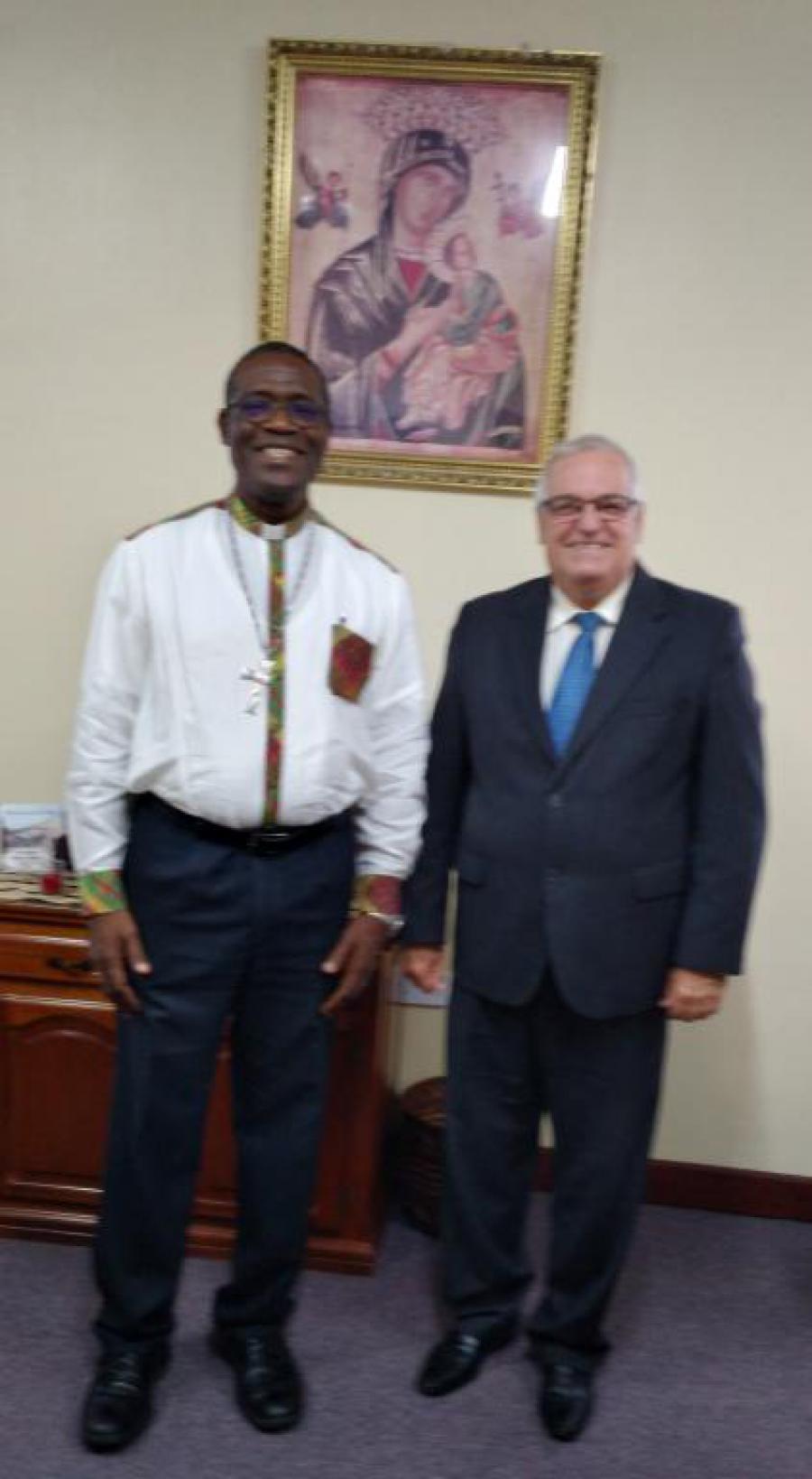 Embajador de Cuba en Dominica se reúne con el Obispo de Roseau.
