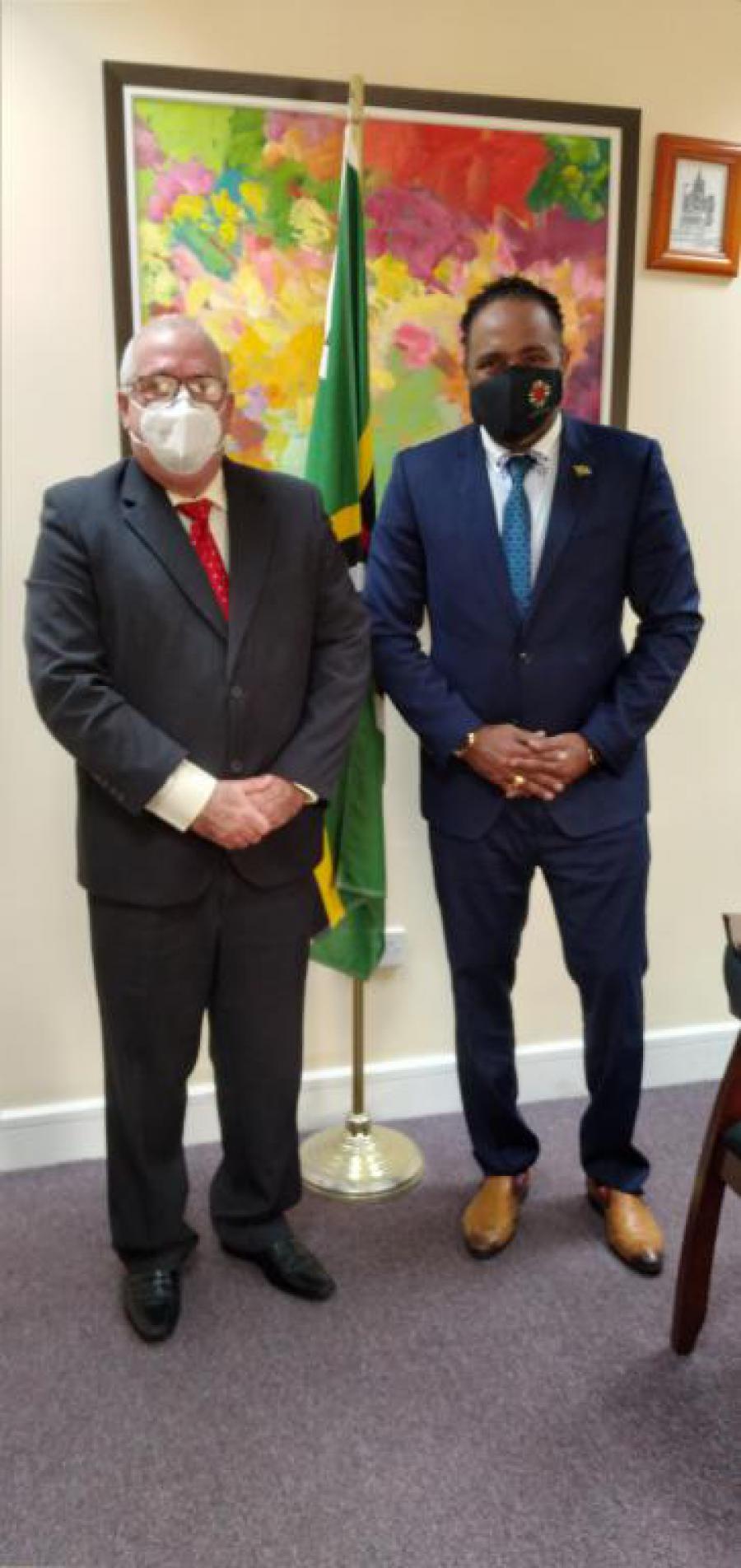 Ministro de relaciones exteriores de Dominica recibe a Embajador de Cuba.