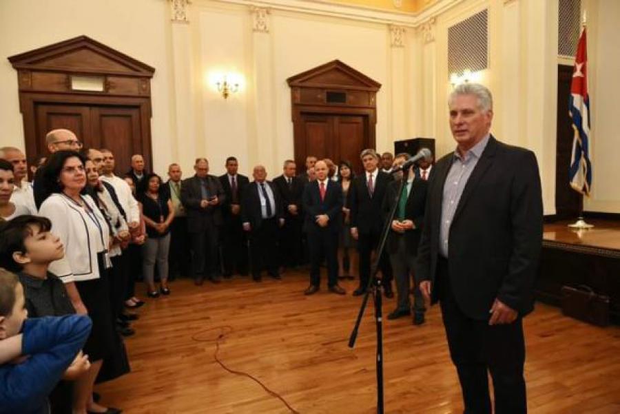 Lo primero que hizo este domingo el Presidente Díaz-Canel al llegar a tierra neoyorkina, fue encontrarse y conversar con los diplomáticos cubanos que representan a la mayor de las Antillas desde la sede de la Misión Permanente de Cuba en las Naciones Unidas.