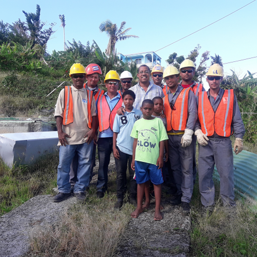 Recorre Embajador de Cuba zonas de trabajo de linieros cubanos en Dominica.