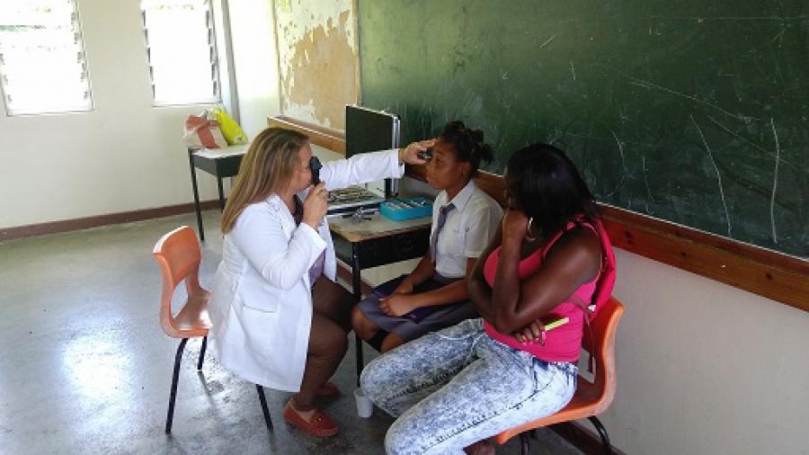 Grupo Oftalmológico cubano apoya Programa de Visión Escolar “Yo si puedo ver claramente ahora” en Dominica.