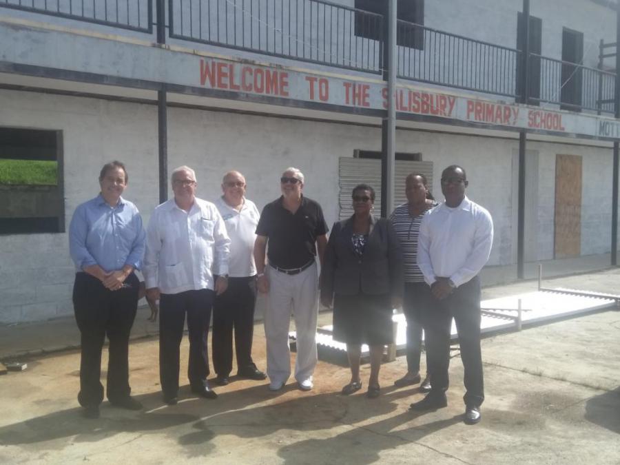 Visitan Embajador de Cuba en Dominica y el Jefe de la Oficina del PNUD para el caribe oriental, escuela en reconstrucción por colaboradores cubanos.