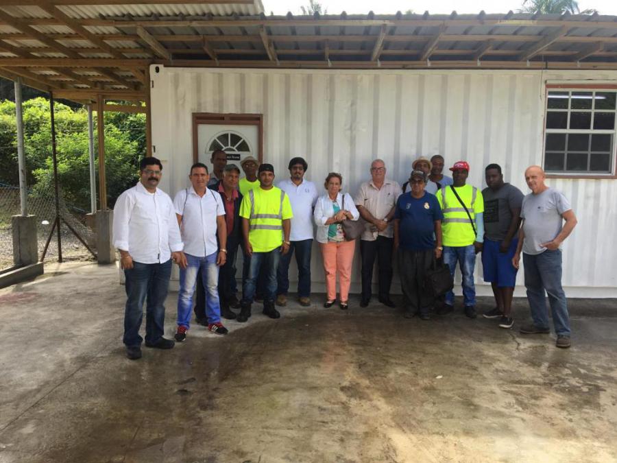 Embajador de Cuba en Dominica se reune con integrantes de la brigada de constructores de la UNECA.