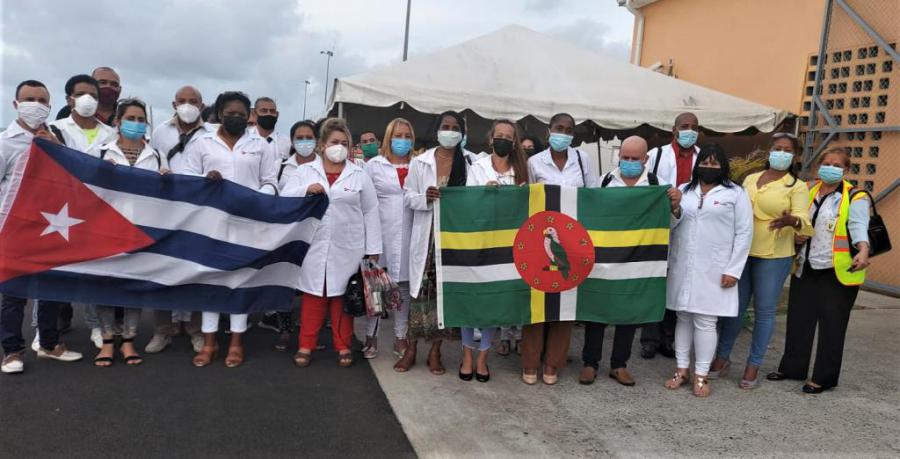 A group of cuban health collaborators arrives to Dominica.