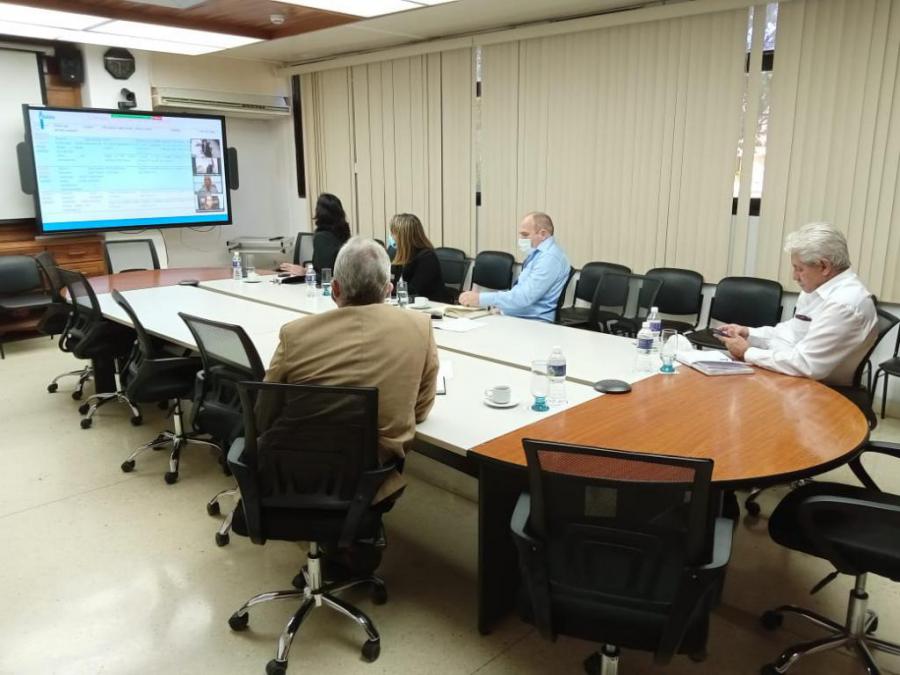 Autoridades de salud de Dominica reciben información sobre vacunas cubanas contra la COVID-19.