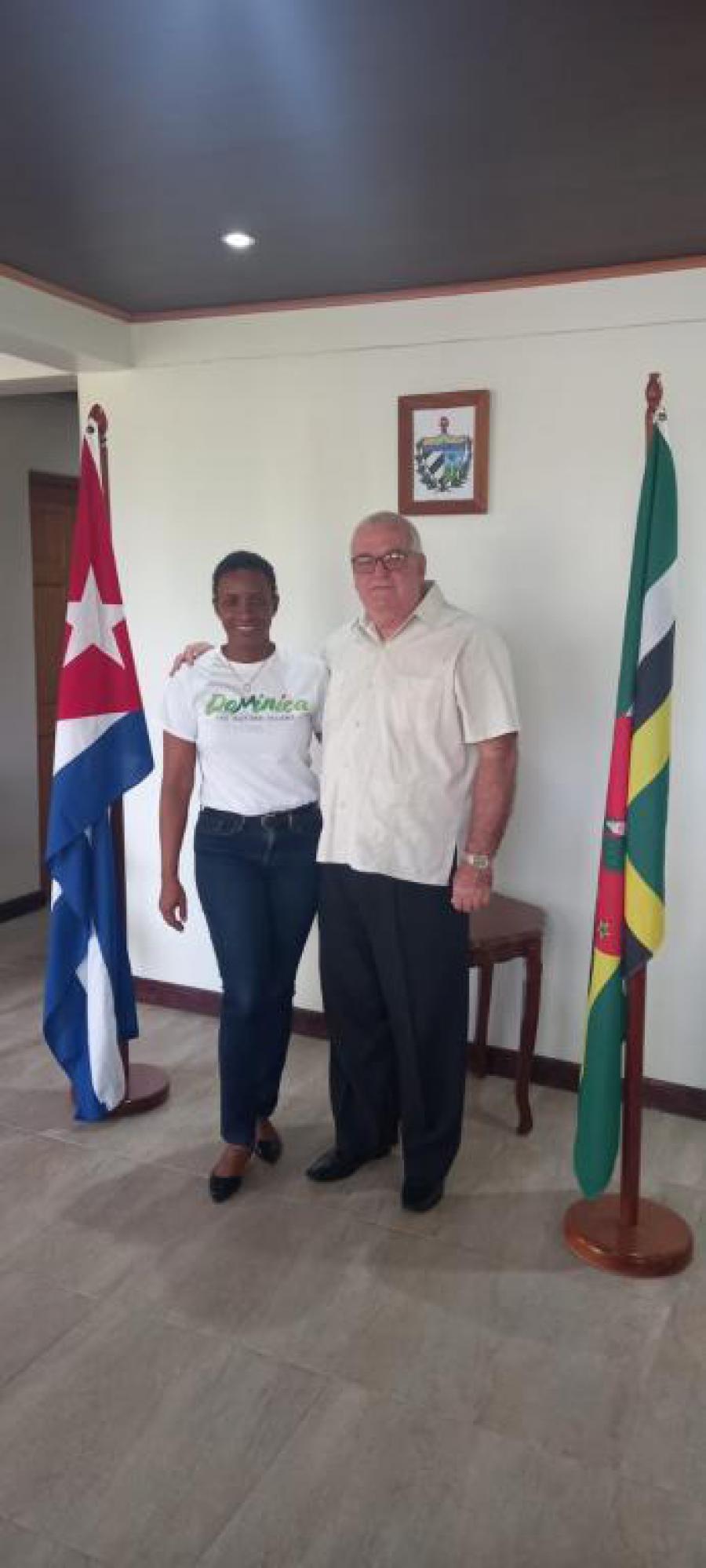 Sostiene encuentro Embajador de Cuba en Dominica con Directora de Festivales y Eventos del Ministerio de Turismo.