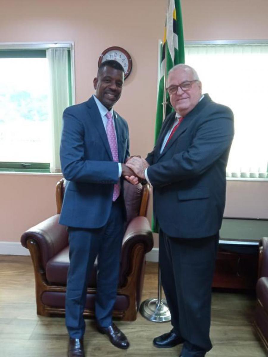 Recibe nuevo ministro de relaciones exteriores de Dominica a embajador de Cuba.