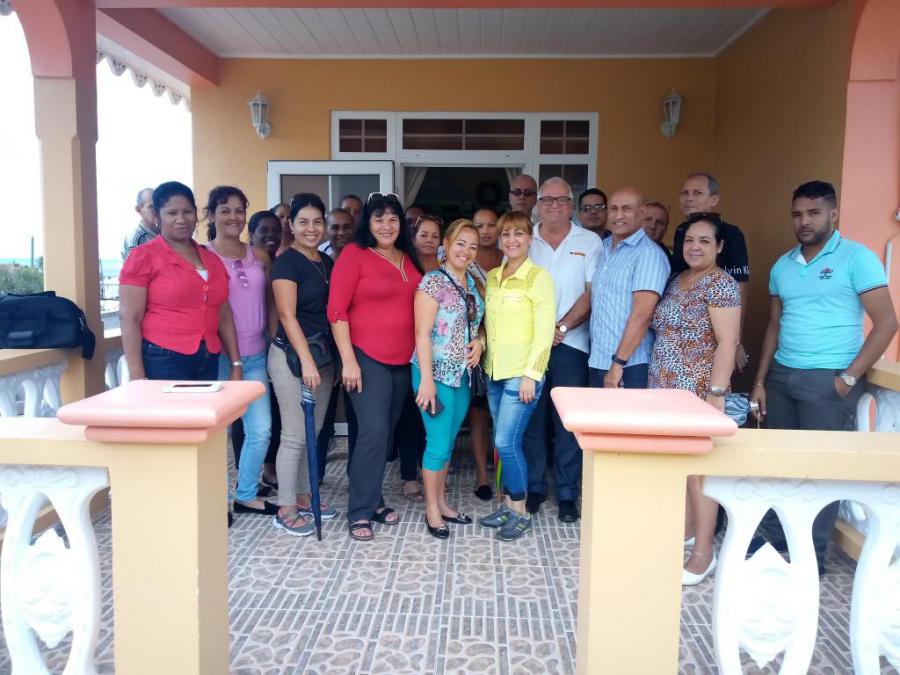 COLABORADORES CUBANOS EN DOMINICA SE REUNEN CON DELEGACIÓN DEL MINREX.