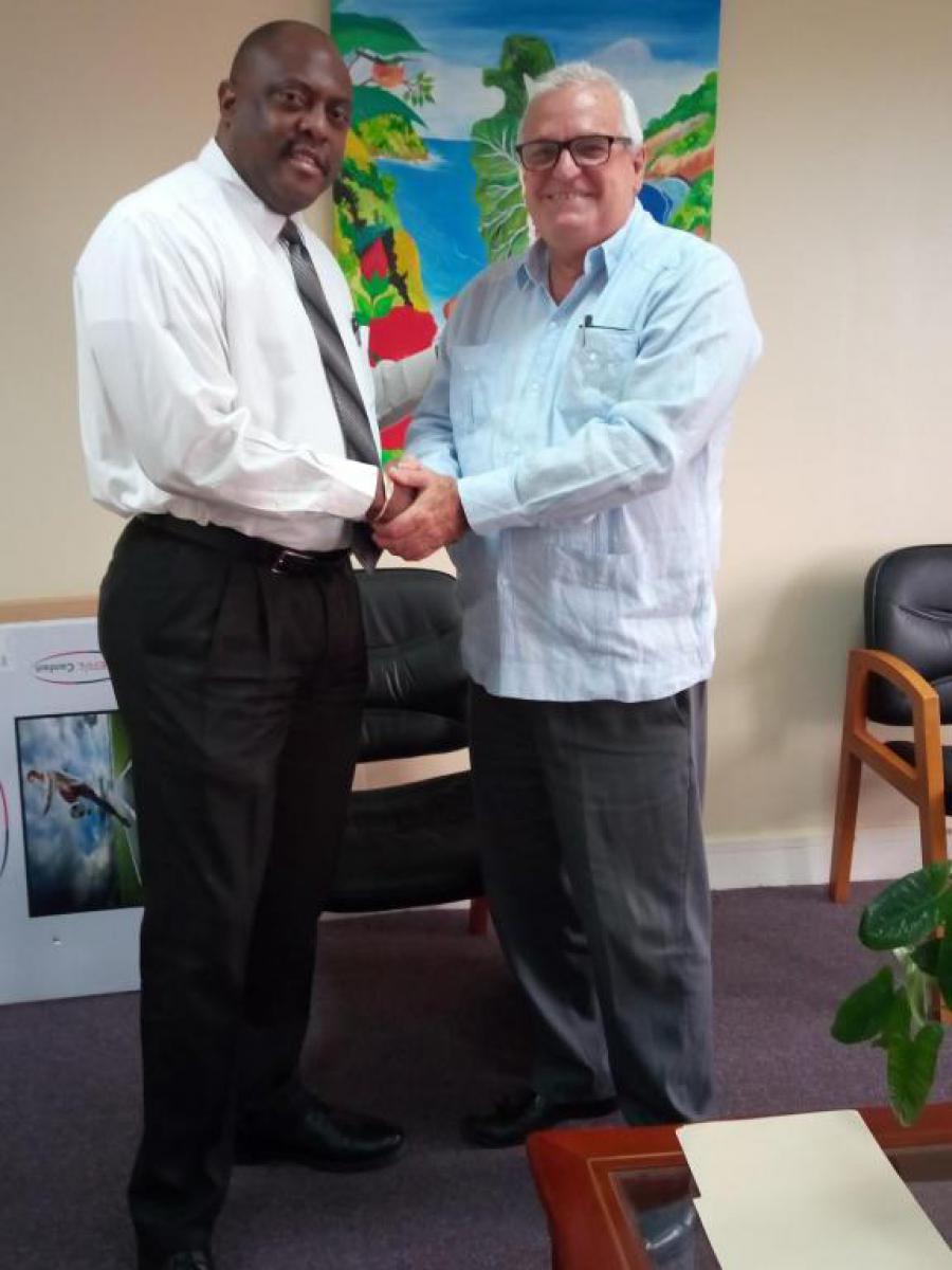 Roseau, Dominica, 10 de mayo de 2019. El Ministro de Comercio, Energía y Empleo de la Mancomunidad de Dominica, Ian Douglas, recibió en el día de hoy, 10 de mayo de 2019, en su oficina, al Embajador de Cuba en este país, Ulises Arranz Fernández. Durante el encuentro se trataron temas de interés mutuo vinculados a las relaciones entre ambos países en el ámbito del comercio y la preparación de la fuerza laboral en Dominica.