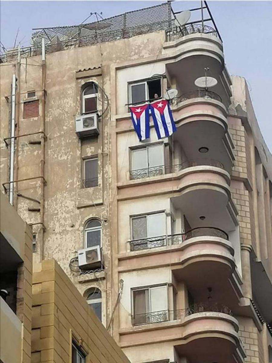 Ondean banderas cubanas en El Cairo.