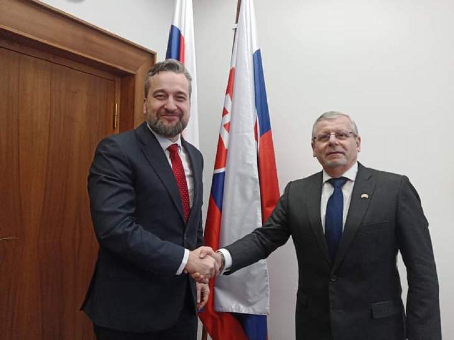 Embajador de Cuba en Eslovaquia sostiene encuentro con Ľuboš Blaha, vicepresidente del Parlamento eslovaco.