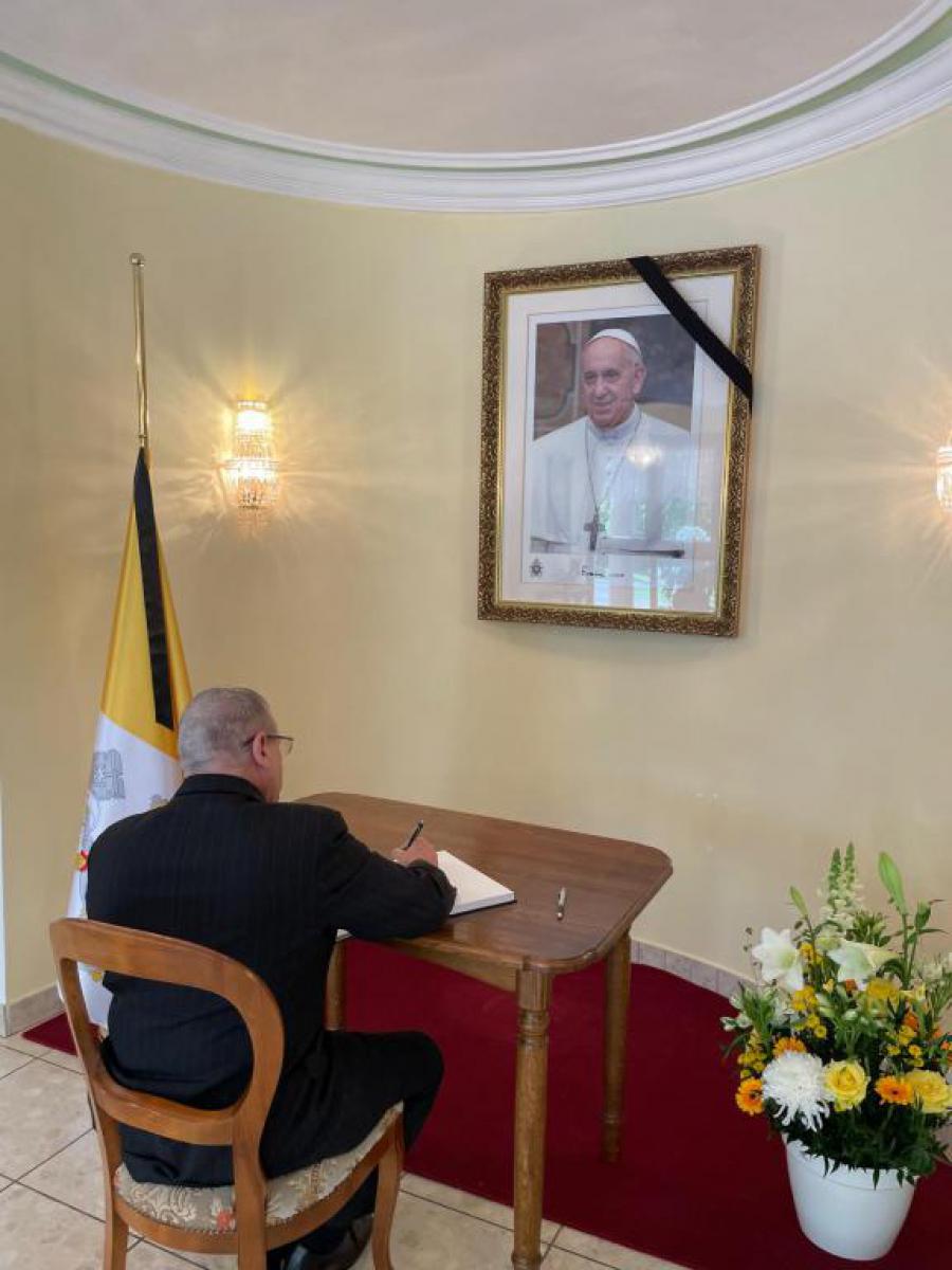 Embajador de Cuba en Eslovaquia firma libro de condolencias por el fallecimiento del Papa Francisco