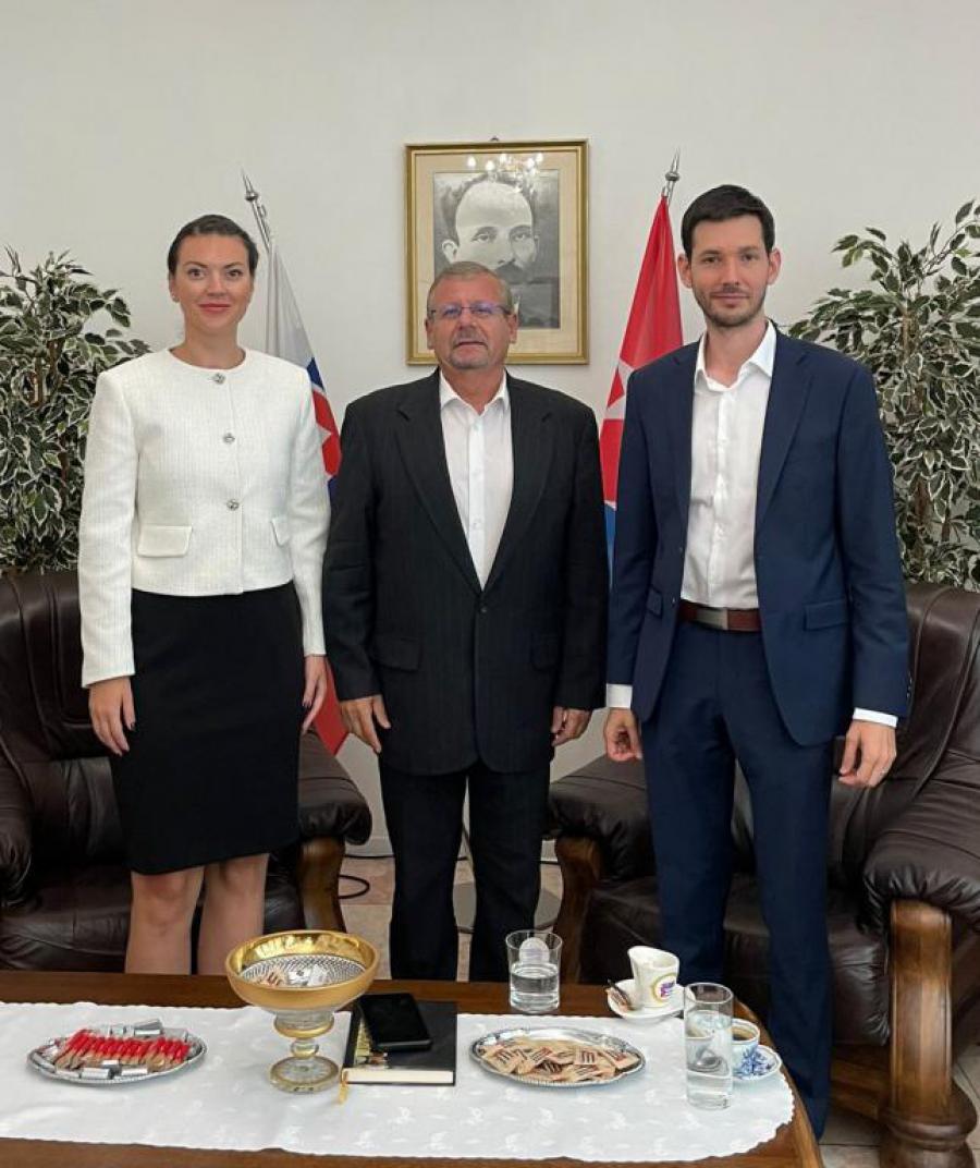 Embajador de Cuba sostiene encuentro con Artur Bekmatov, presidente del partido Socialisti.sk
