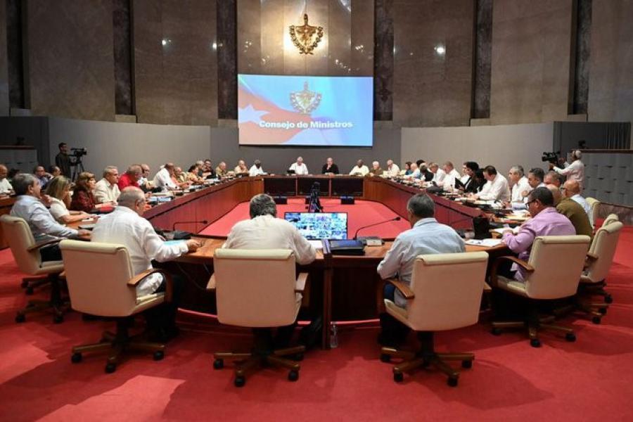Evalúa Consejo de Ministros temas de vital importancia para la estabilización de la economía cubana