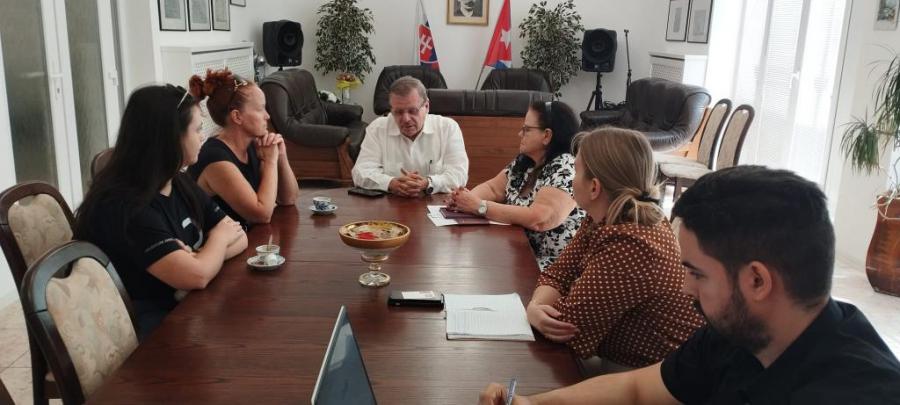 Embajada de Cuba en Eslovaquia realiza intercambio con agencias de viajes eslovacas