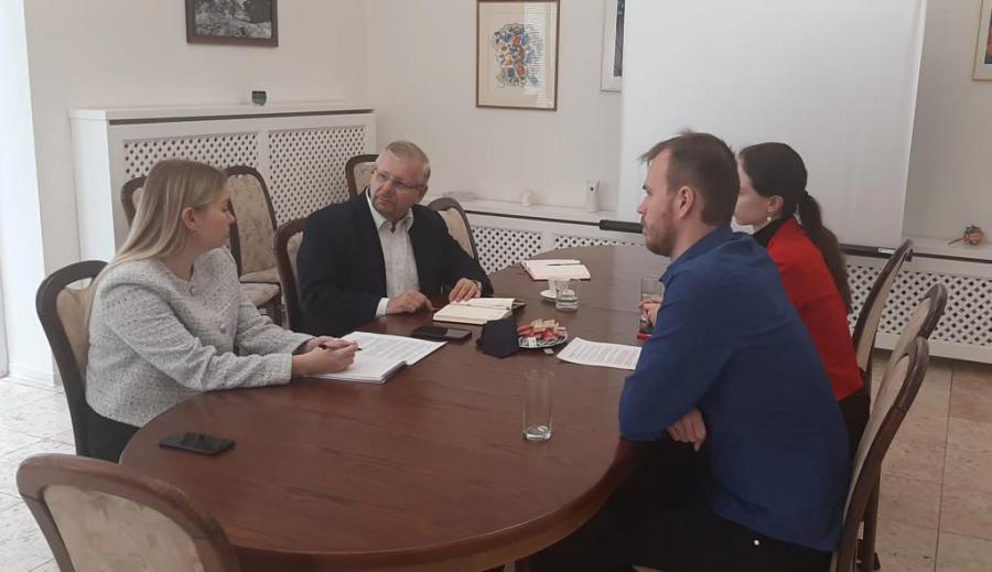 Embajador de Cuba sostiene encuentro con líderes del Frente Juvenil de Izquierda de Eslovaquia