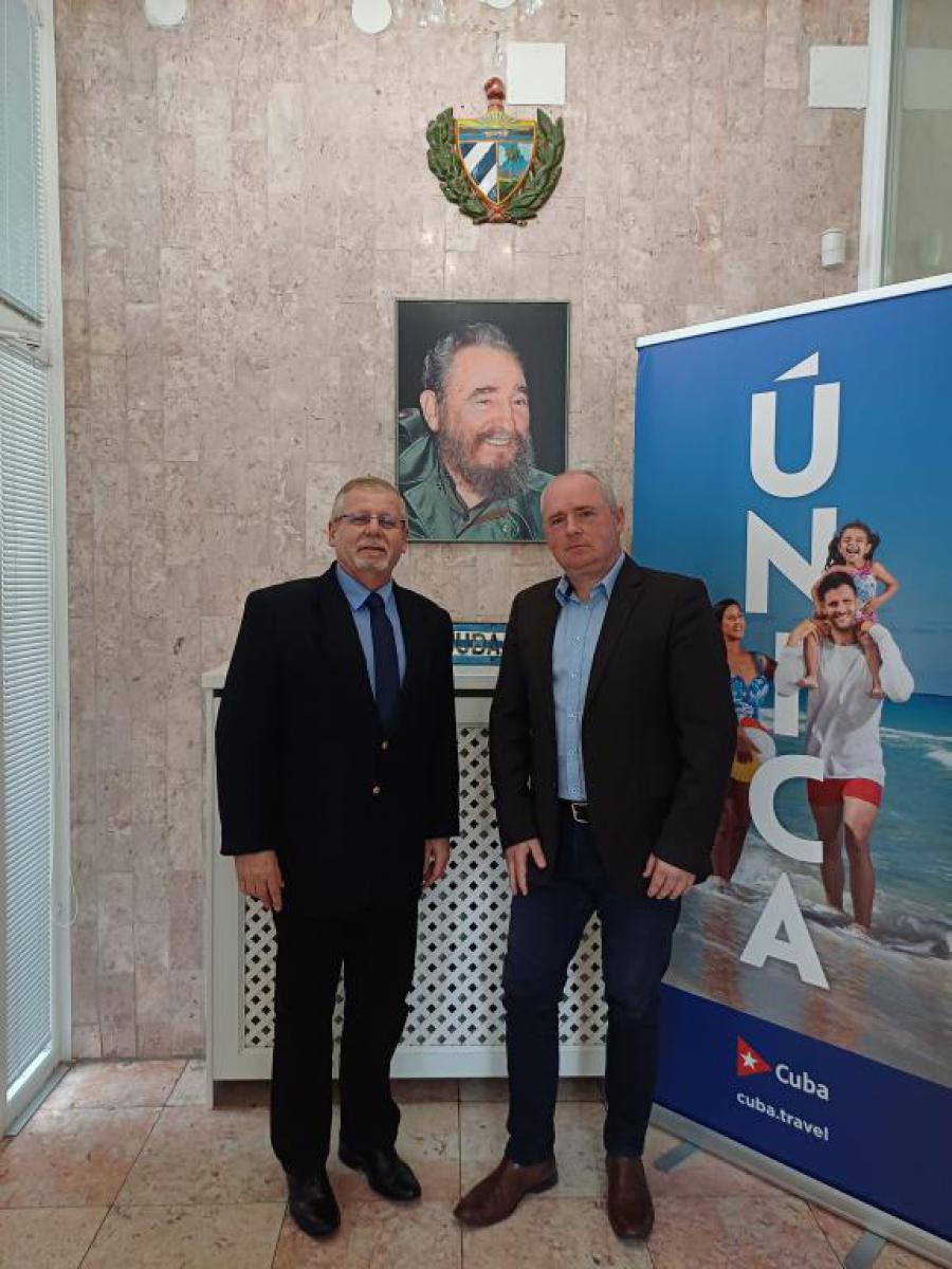 Embajador de Cuba sostiene encuentro con Jozef Hrdlička, presidente del Partido Comunista eslovaco