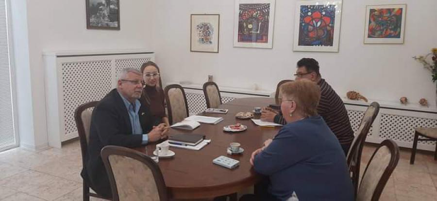 Embajador de Cuba sostiene encuentro con Eva Kosegiova, presidenta de la Asociación de Amigos de Cuba en Eslovaquia. Embajador de Cuba sostiene encuentro con Eva Kosegiova, presidenta de la Asociación de Amigos de Cuba en Eslovaquia.