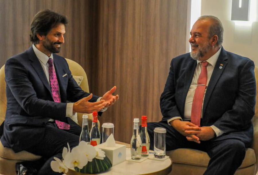 Primer ministro Manuel Marrero Cruz sostiene intercambio con Robert Kaliňák, viceprimer ministro y ministro de Defensa de la República Eslovaca.