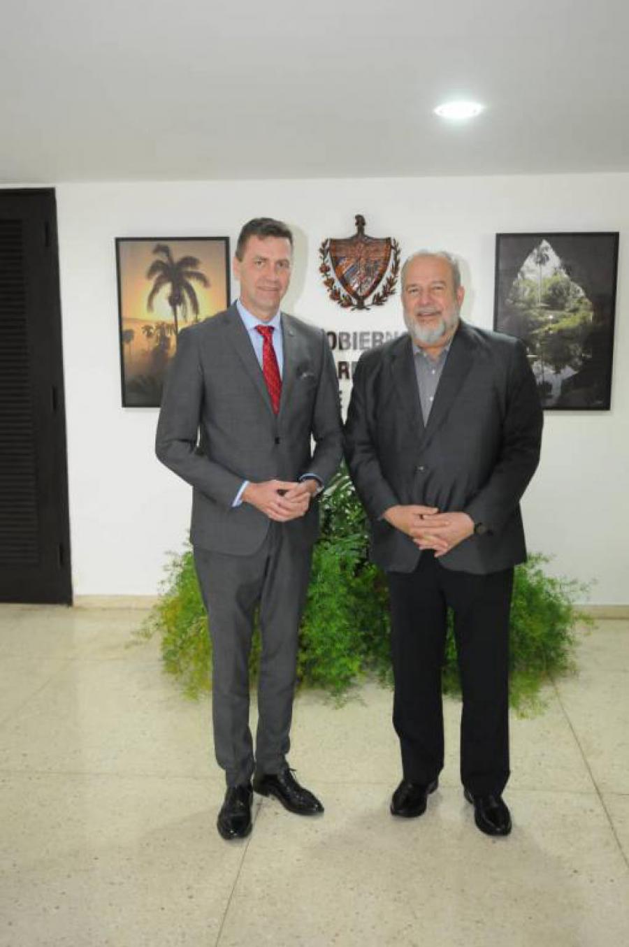 Primer Ministro de Cuba, Manuel Marrero Cruz recibe al asesor del Primer Ministro de la República Eslovaca, Martín Pastika.