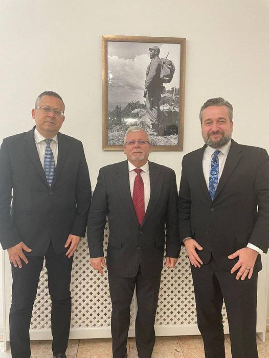 Recibe Embajador de Cuba a diputados eslovacos Ladislav Kamenický y L'uboš Blaha