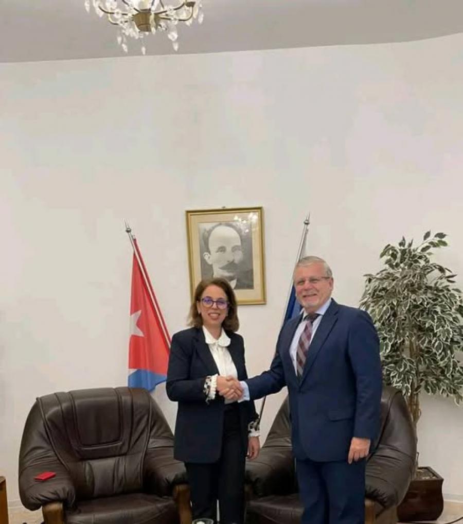 Embajador cubano recibe en visita de cortesía a la Embajadora de la República Popular Democrática de Argelia en Eslovaquia.