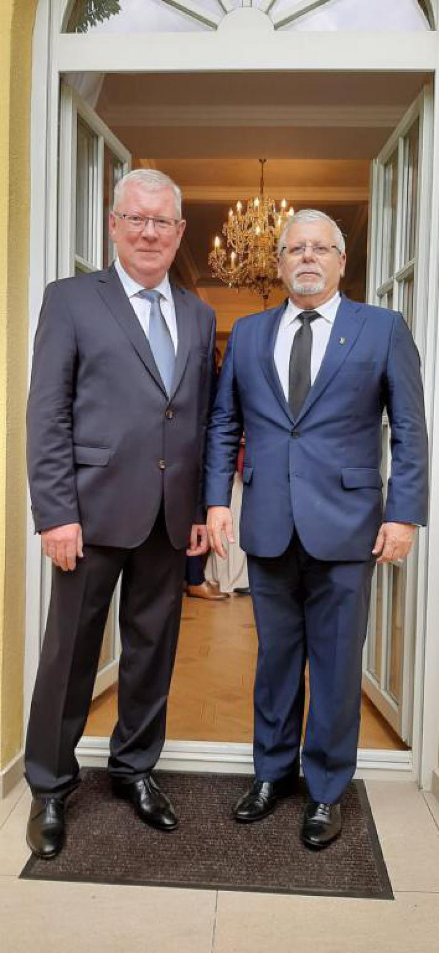 Encuentro del Embajador cubano con el Embajador de Rusia.