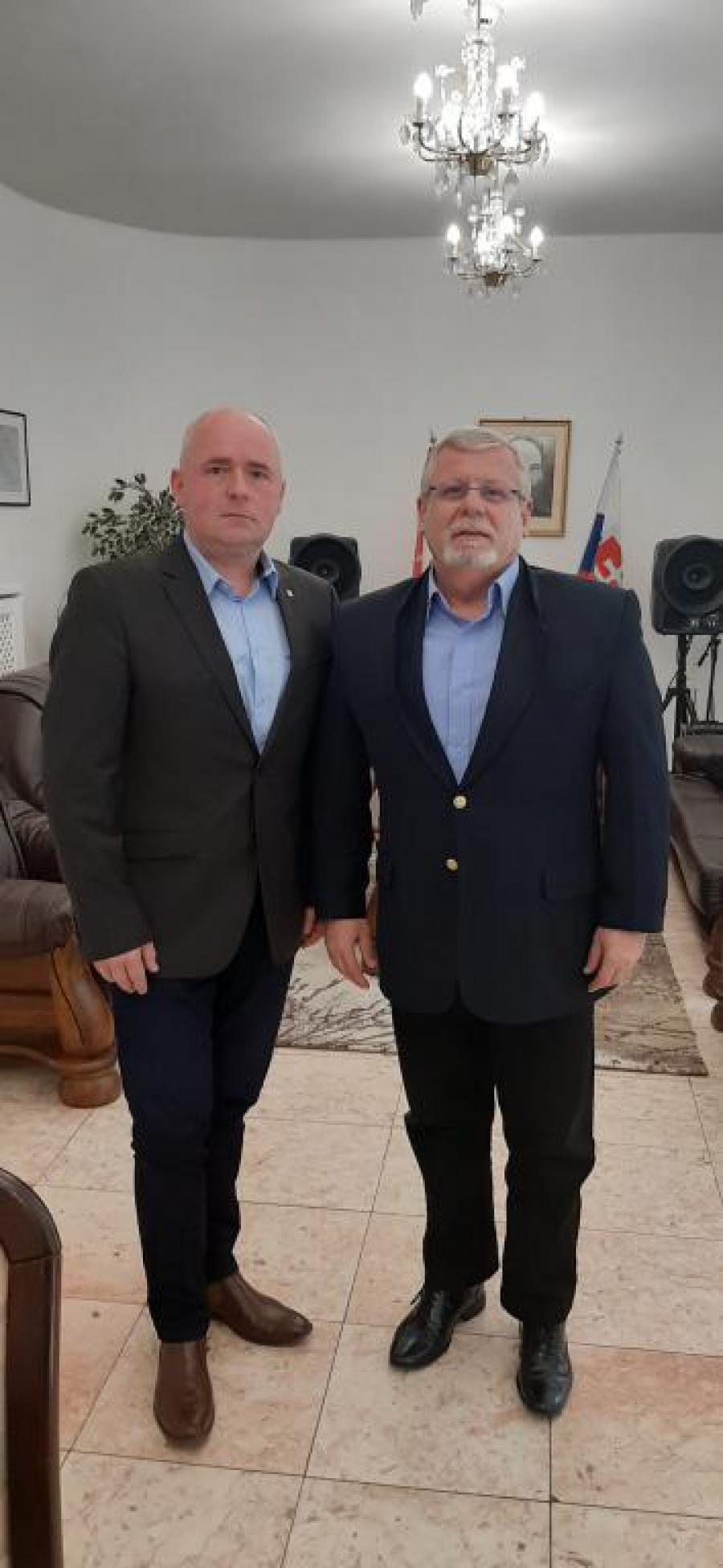 Embajador de Cuba en Eslovaquia recibió a Jozef Hrdlička, presidente del Partido Comunista Eslovaco.