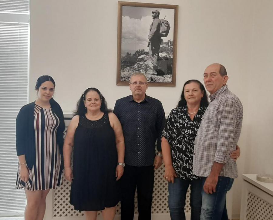 Rinden en Eslovaquia homenaje a Maceo y al Che en el día de su natalicio. 