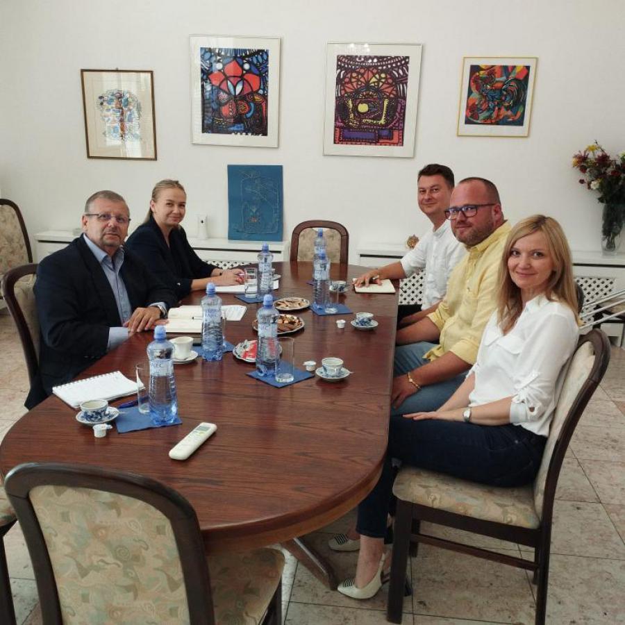 Embajador de Cuba sostiene encuentro con directivos de la empresa eslovaca KOVACO.