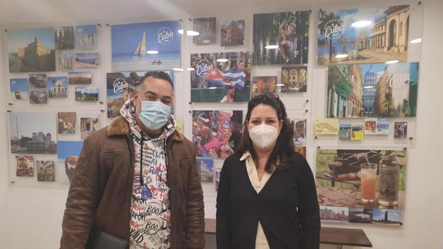 Visita sede consular de Cuba en Sevilla prestigioso profesor cubano, residente en Cádiz