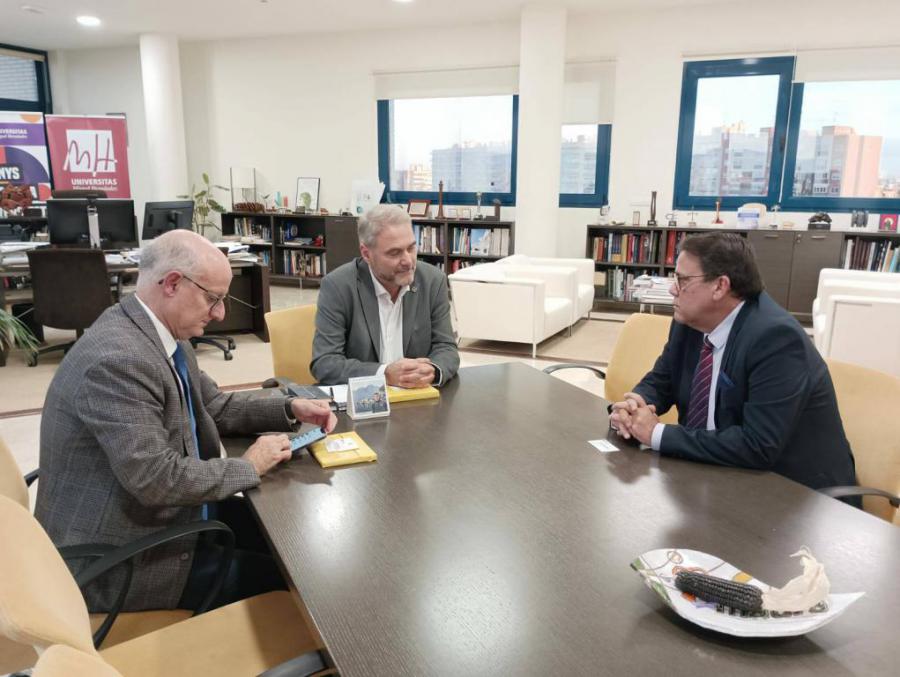 Cónsul General de Cuba en Barcelona realiza visita a la Universidad "Miguel Hernández" de Elche, en Alicante