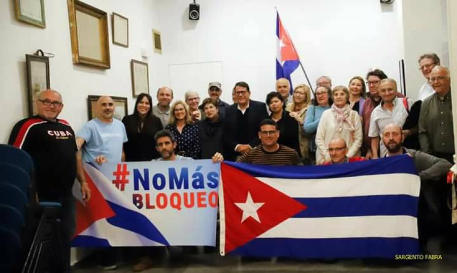 Amplia representación de amigos de Cuba en Valencia levanta su voz contra el Bloqueo