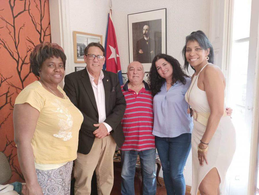Cubanos residentes en Zaragoza – Aragón reunidos en la casa de José Martí 