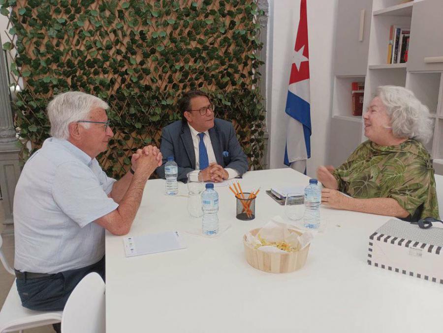 Intercambia Cónsul General cubano con la directora Taller de Picasso de Barcelona 