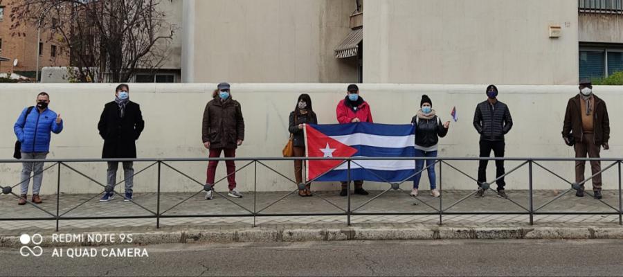 Manifiestan cubanos residentes en Madrid su apoyo a Cuba en el Día de los Derechos Humanos y condenan los recientes actos subversivos en la isla