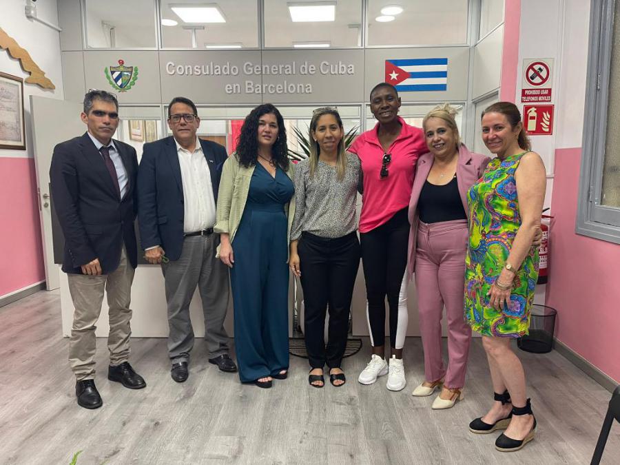 Sostiene la triple campeona olímpica Mireya Luis emotivo intercambio con el colectivo del Consulado General de Cuba en Barcelona