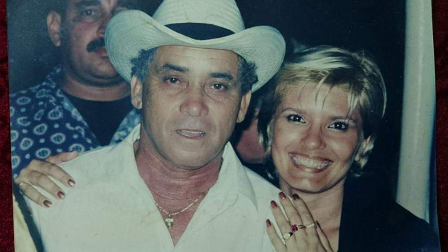 Rinde cubana residente en León, España, homenaje a Polo Montañez: un grande de su cultura cubana