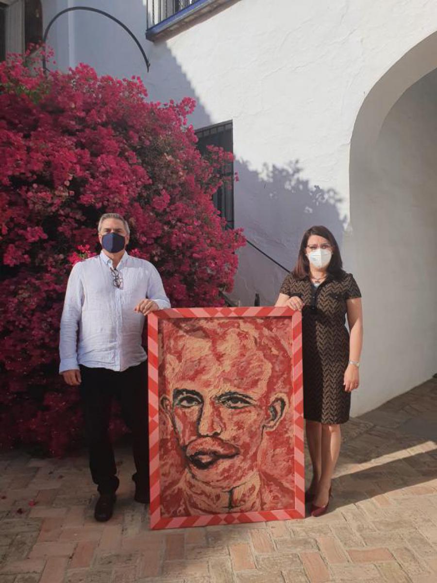 Pintor cubano entrega pinturas alegóricas a José Martí a la sede del Consulado General de Cuba en Sevilla