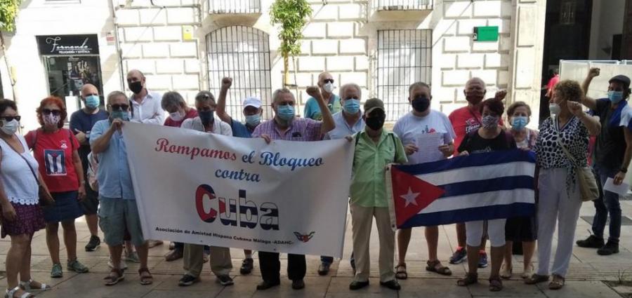 Realizada manifestación frente a la Delegación de la Junta de Andalucía en Málaga en favor del levantamiento del bloqueo de EE.UU. contra Cuba.