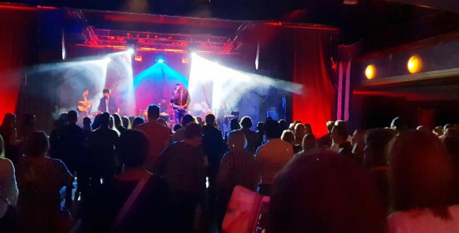 Exitosa presentación del trovador Tony Ávila y su grupo en Finlandia en velada solidaria con Cuba