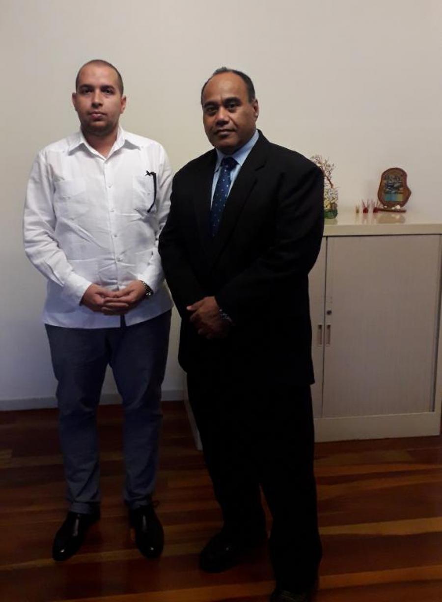 Encuentro del Encargado de Negocios a.i. de la Embajada de Cuba en Fiji Osmany Cantillo con el Sr. Michael Aroi, Secretario del Departamento de Relaciones Exteriores de Nauru (D).