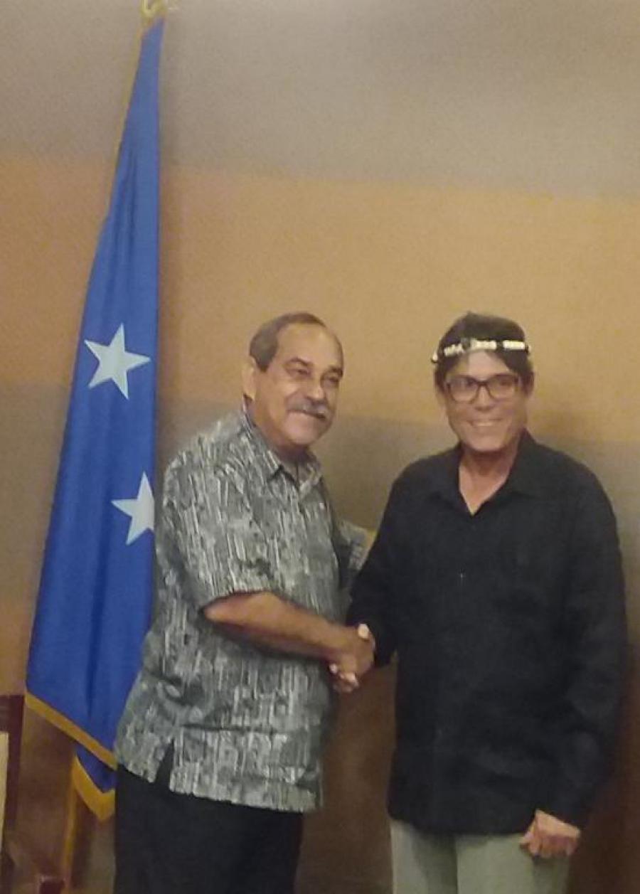 Carlos Manuel Rojas Lago, Embajador de Cuba en Fiji concurrente en Micronesia (d) con el presidente Peter M. Christian.