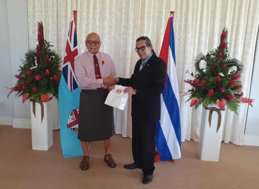 El presidente de Fiji, Jioji Konusi Konrote (izq) recibe al embajador cubano Carlos Manuel Rojas Lago