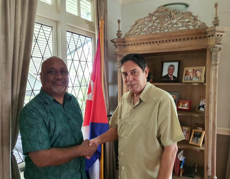 Embajador de Cuba en Fiji (derecha) recibió a su homólogo de Islas Marshall