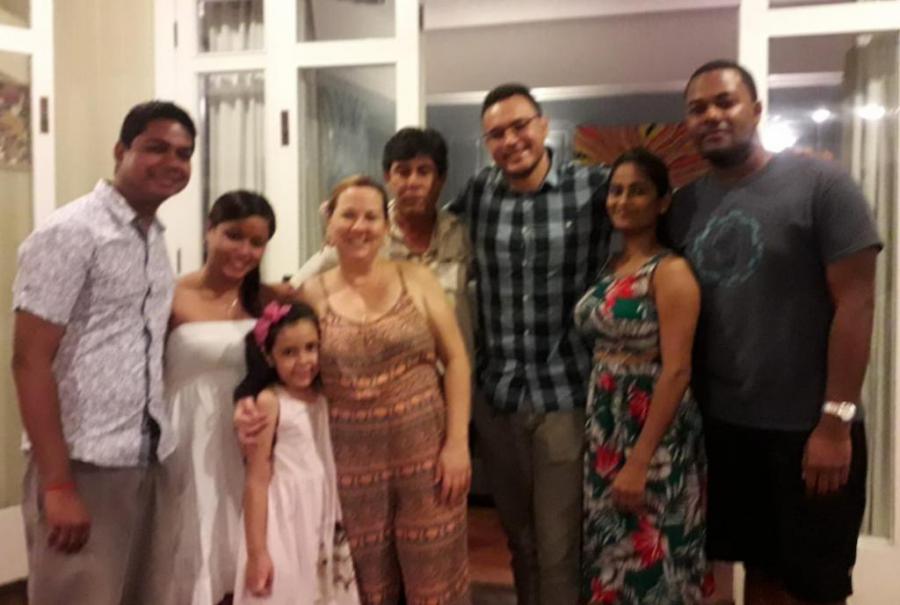 Jóvenes fijianos graduados en Cuba en Embajada de Cuba