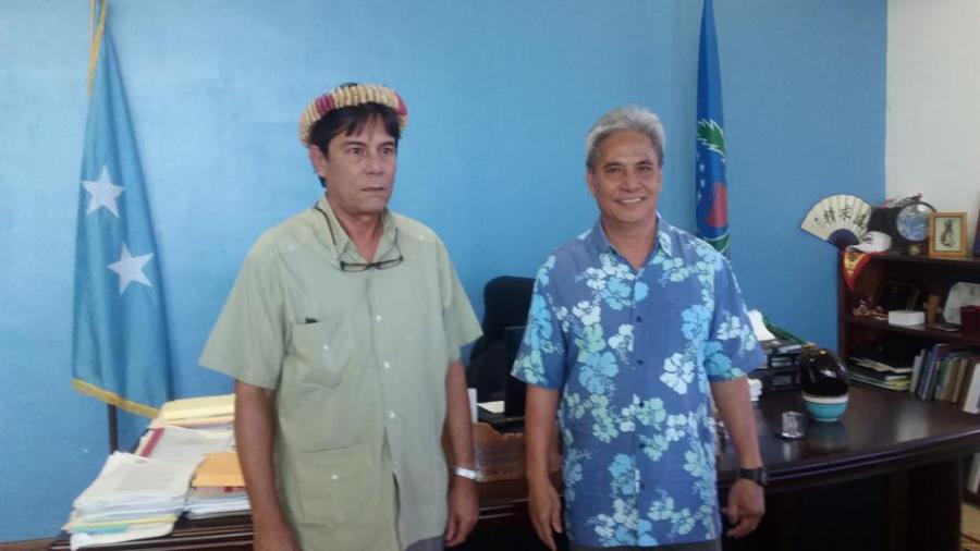 El Embajador cubano Carlos Manuel Rojas (izq) con el Gobernador de Pohnpei.