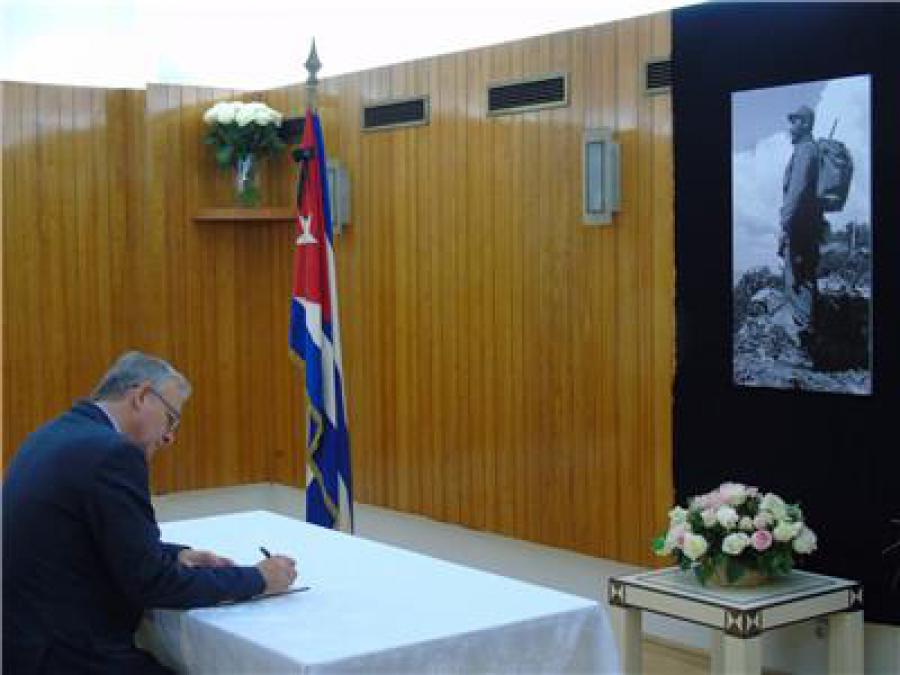 La emoción que sienten los cubanos y los pueblos latinoamericanos tras la partida del líder de la Revolución, Fidel Castro, también está en el corazón de los comunistas franceses, afirmó hoy el secretario general del Partido, Pierre Laurent.