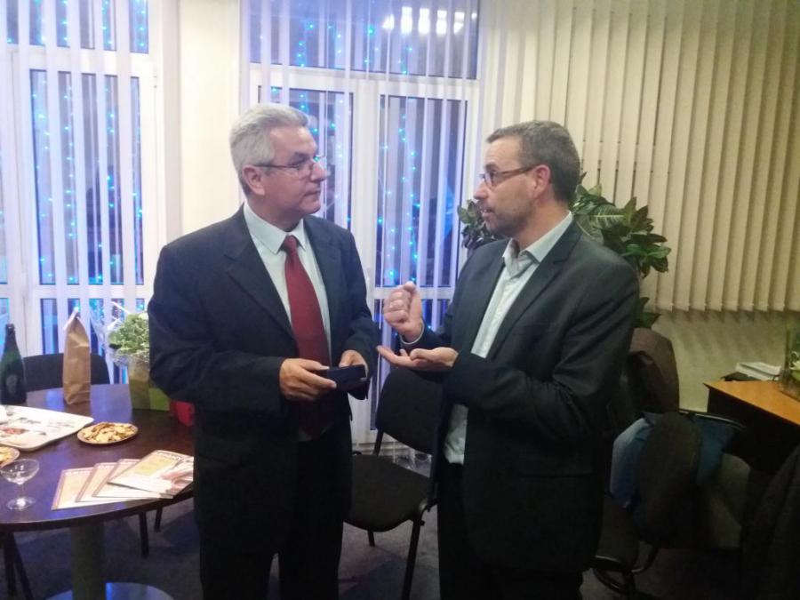 Sostiene Embajador de Cuba encuentro con autoridades locales de la ciudad de Grigny.